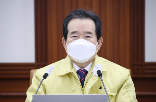 정세균 국무총리가 5일 정부서울청사에서 열린 코로나19 대응 중앙재난안전대책본부(중대본) 회의에서 발언하고 있다.  연합뉴스